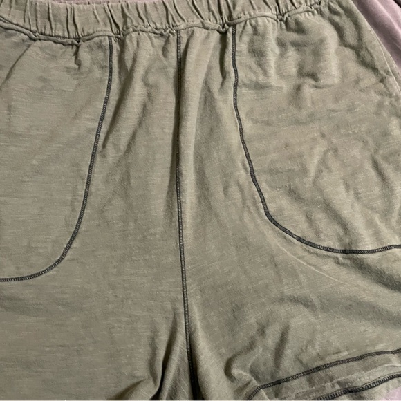 NWOT! Lot of 2 Pair Ladies Shorts w/Pockets - Army Green & Cream  - Size Large - Picture 5 of 6